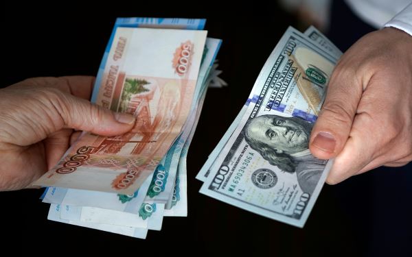 ЦБ заявил о потере экономического суверенитета при фиксированном рубле 