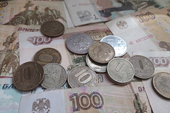 Экономист назвал давящие на рубль факторы
