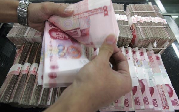 Объем торгов юанем впервые превысил объем сделок с долларом на Московской бирже 