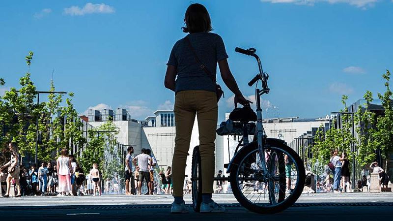 Россиян предупредили о штрафах за хранение велосипеда в подъезде